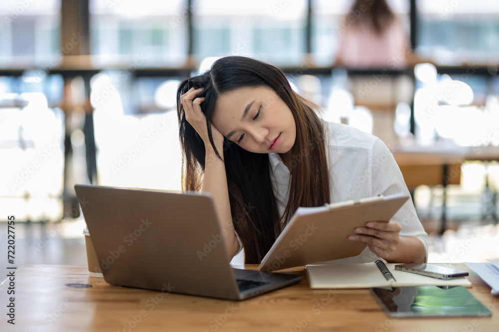 Employees sit and work stressed, work hard, feel bored and dizzy from work, and make mistakes.