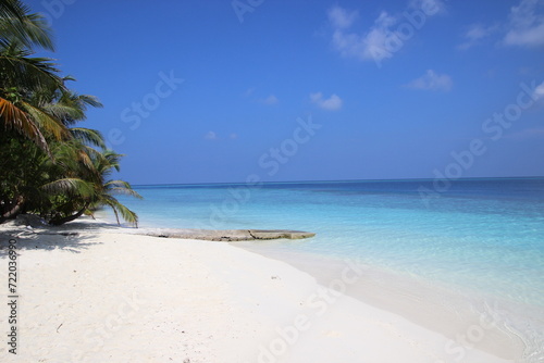 Fototapeta Naklejka Na Ścianę i Meble -  maledives beach white blue water and sky