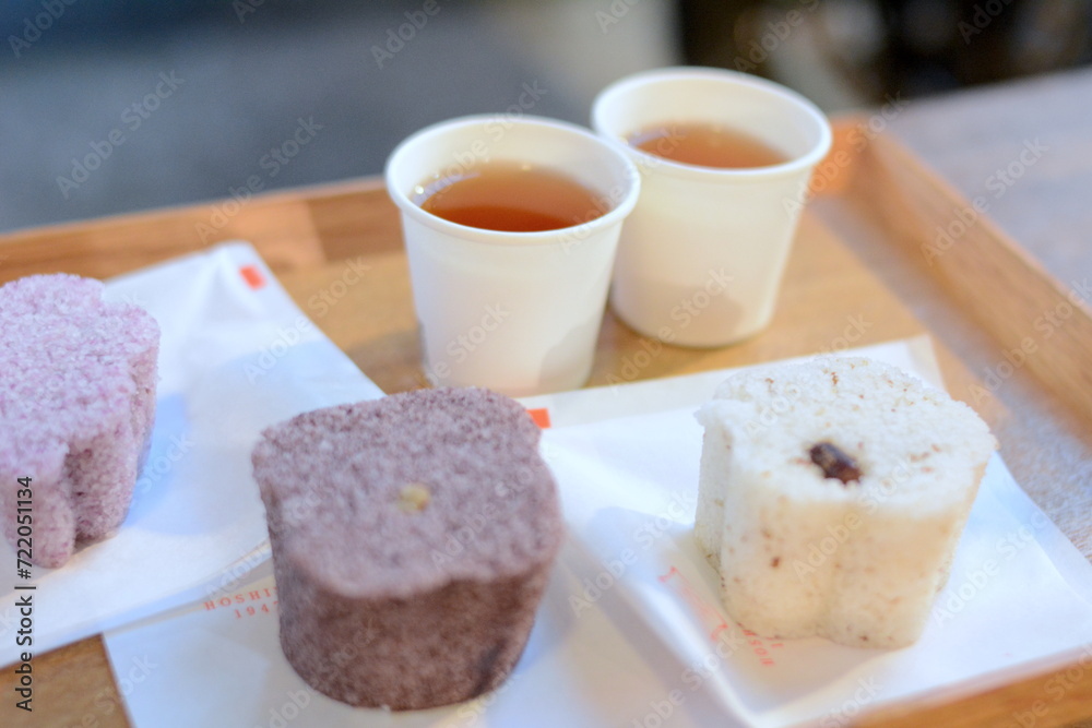 In the bustling Dadaocheng, there is a time-honored Chinese dim sum and steamed cake shop. On the plate are chestnut steamed cake, plum steamed cake, sesame steamed cake, and red bean steamed cake.