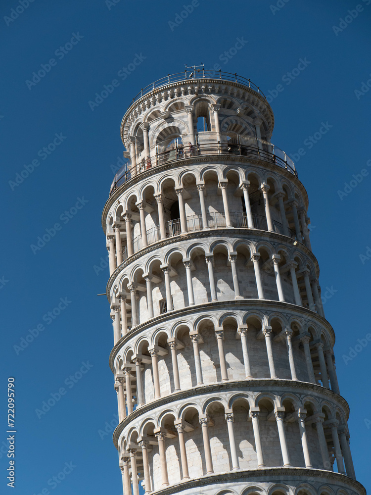 der schiefe Turm Von Pisa vor blauem Himmel