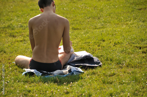 Fotografi Geneva, Switzerland, Europe - Perle du Lac park, young man studing sitting on th