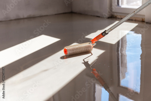 Self-leveling epoxy. Leveling with a mixture of cement floors.