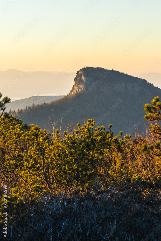 Obraz premium Sunrise at the top of Hawksbill Mountain overlooking Linville Gorge Wilderness