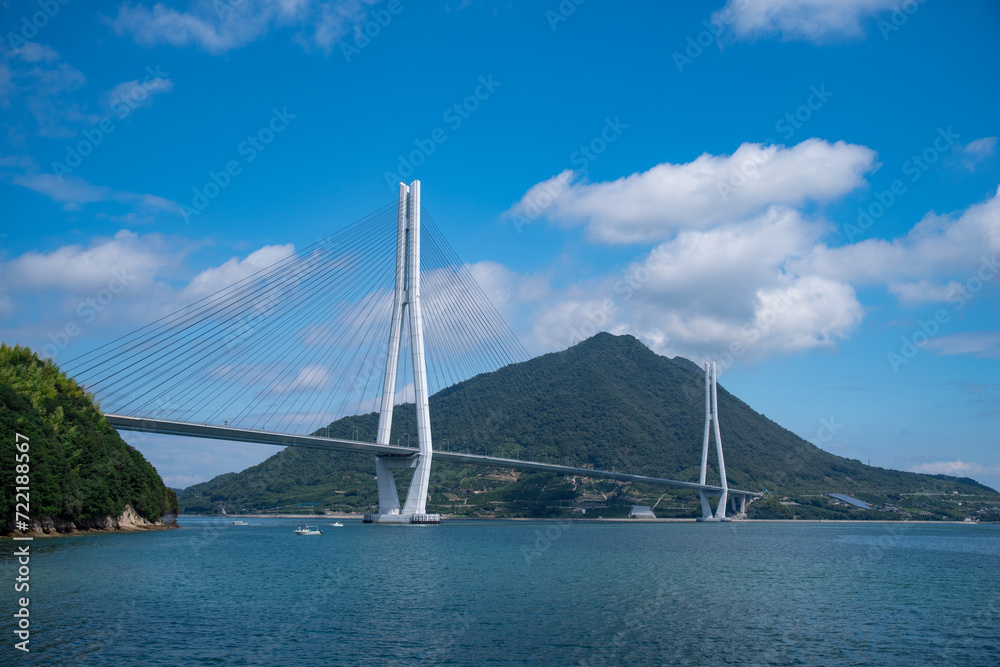 Obraz premium 広島県のしまなみ海道にある多々羅大橋