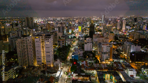 Avenida Winston Churchill de noche, Santo Domingo, República Dominicana.