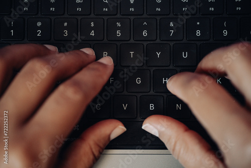Manos escribiendo en un teclado. photo