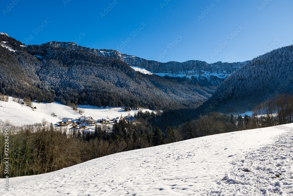 Hameau de Saint-Philibert, à Saint-Pierre-d’Entremont, en contrebas des falaises de l’Aulp du Seuil au cœur du parc naturel régional de Chartreuse, en hiver