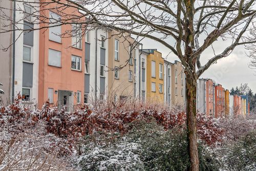Farbige Wohnhäuser in Frankfurt am Main im Winter