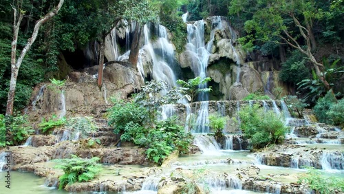 Chute d’eau de Kuang Si au Laos region de Luang Prabang en Asie du Sud-Est - Vue aérienne d’une cascade paradisiaque à plusieurs niveaux. photo