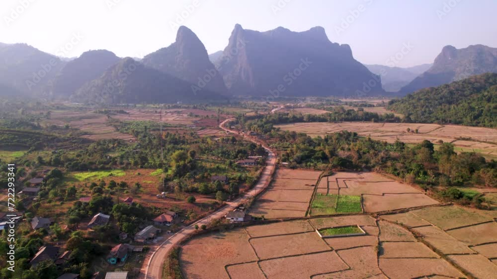 Village colorés le long d'une piste (route) dans la région de Vang Vieng au Laos (vue aerienne)