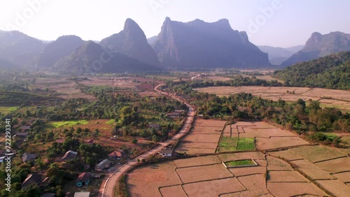 Village colorés le long d'une piste (route) dans la région de Vang Vieng au Laos (vue aerienne)