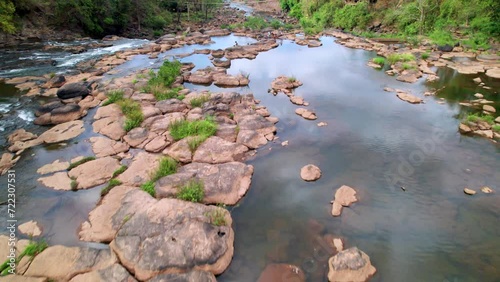 La cascade de Tad Lo (vue du ciel) sur le plateau de Boloven, Laos. Les Laotiens se baignent dans la rivière en fin de journée.