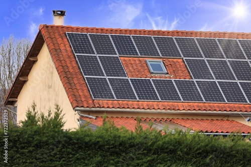Panneaux photovoltaïques, énergie solaire sur le toit d'une maison photo