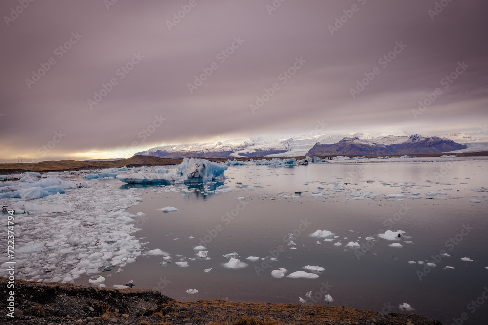 Wunderschöner Eisberg  , Gletscherlagune , Naturlandschaft  in Island