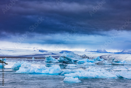 Wunderschöne Blauen Eisberg in Island