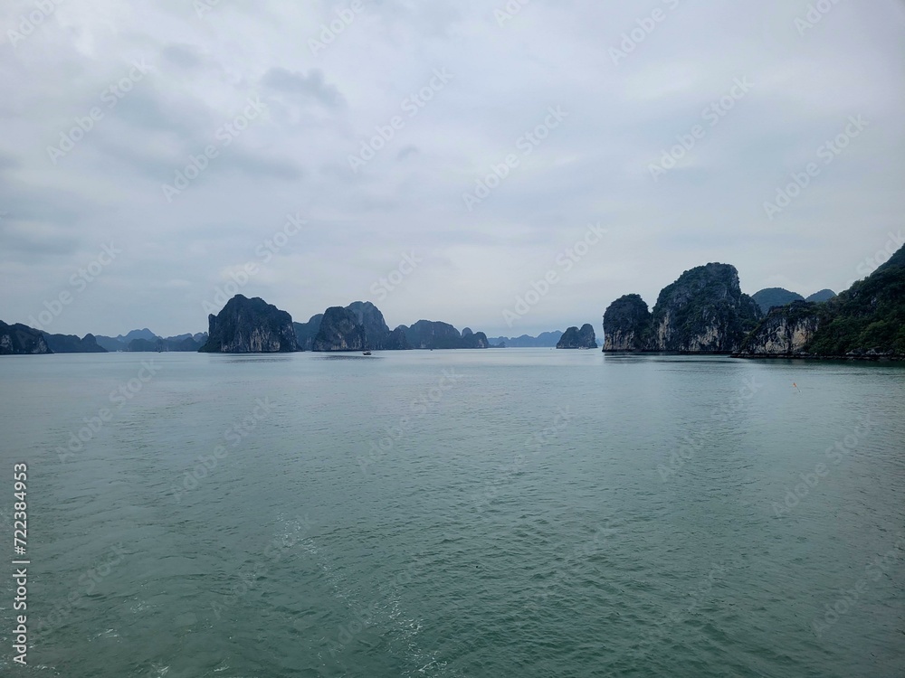 Obraz premium Limestone islet and rock formation at Ha Long Bay Vietnam
