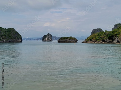 Foto Limestone islet and rock formation at Ha Long Bay  Vietnam