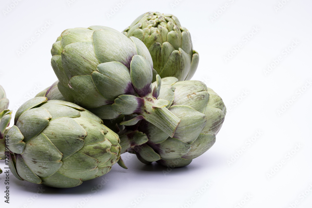 Obraz premium Alcachofas verdura cosechada fresca sobre fondo blanco