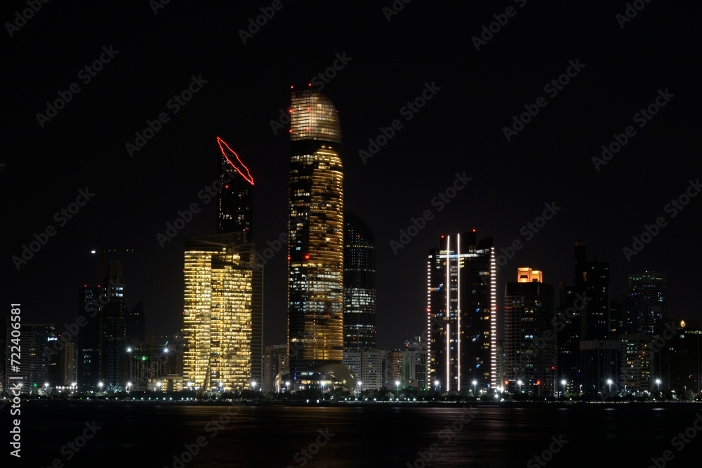 Skyline nocturno de Abu Dhabi, Emiratos Árabes Unidos