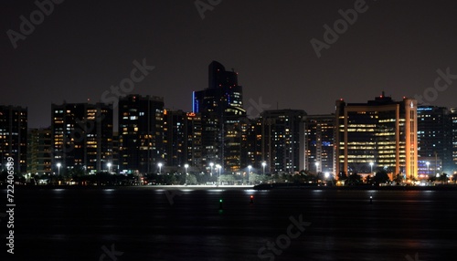 Skyline nocturno de Abu Dhabi, Emiratos Árabes Unidos