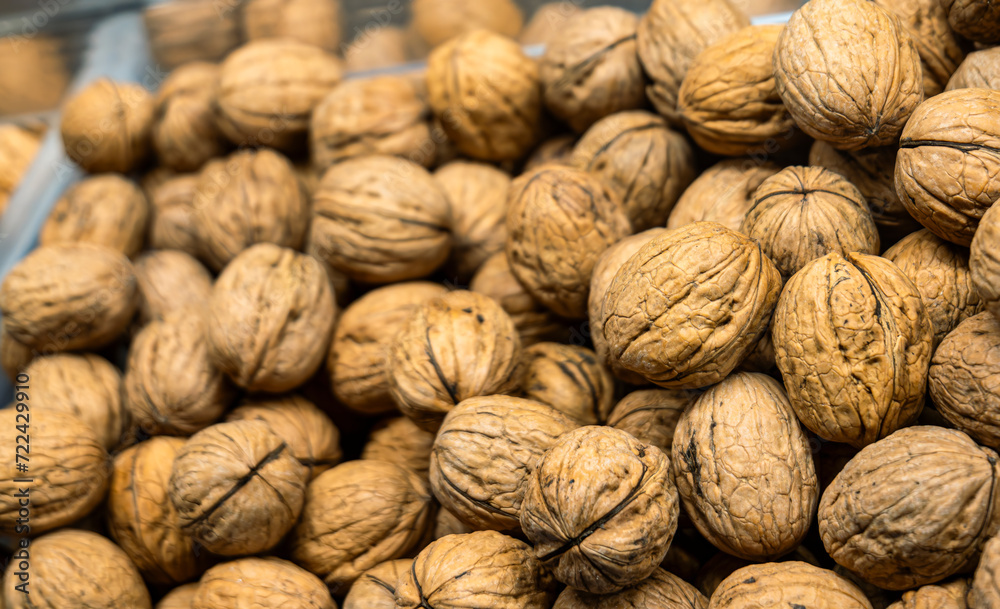 Nuts carefully presented in the market, displaying their freshness and nutritional versatility in an attractive and tempting way. Nuts carefully presented in the market, displaying their freshness and nutritional versatility in an attractive and tempting way.