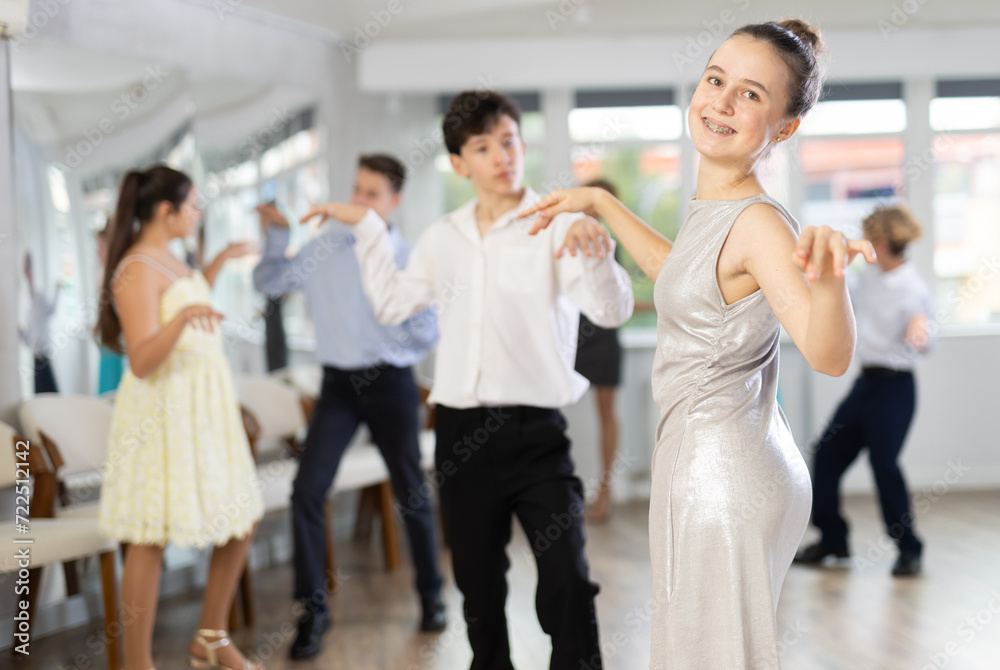 Obraz premium Boy and girl dance energetic twist dance in studio
