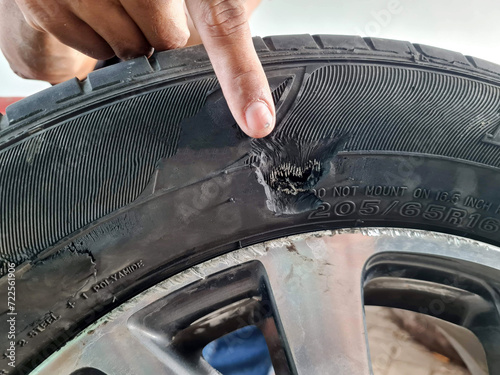 The tire wall is torn by a sharp object, causing tires to burst and car accidents.