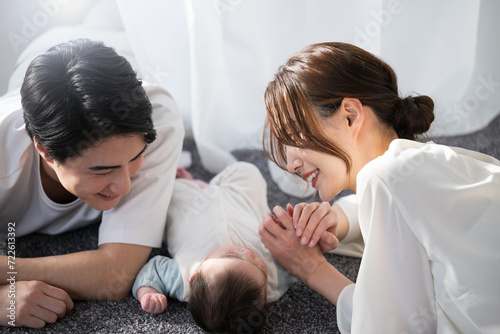 寝そべるアジア人（日本人）の赤ちゃんと親子の俯瞰
