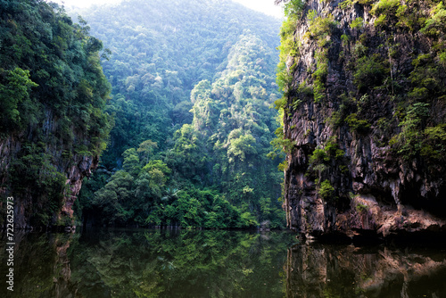 Fotografie Tasik Cermin or Mirror Lake, Ipoh, Malaysia - Tasik Cermin, or Mirror Lake, is a stunning hidden lake surrounded by limestone karst towers