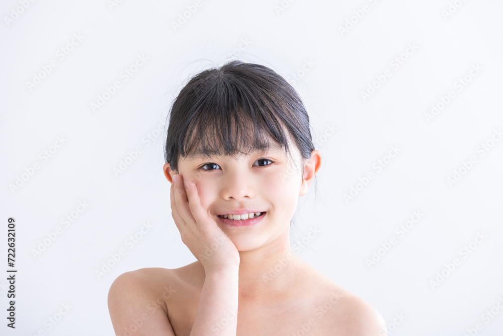 スキンケアする女の子 girl doing skin care スキンケアする女の子 girl doing skin care