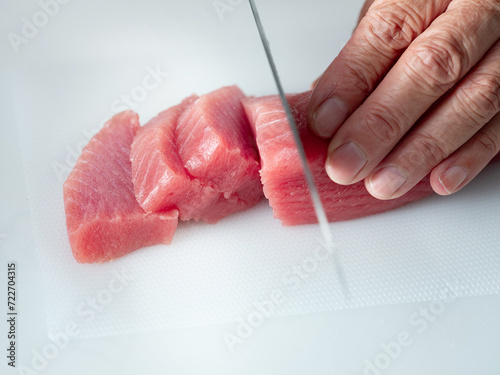 Cut the tuna with a sashimi knife	 photo