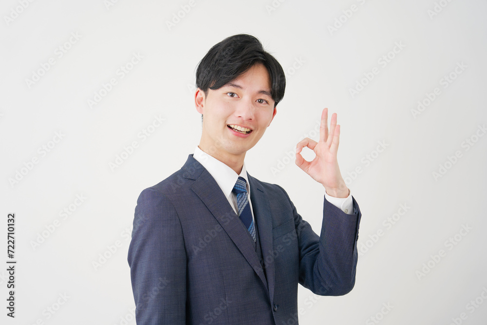 OKサインをする若いビジネスマン　白背景