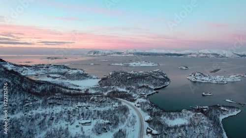 Drohnenaufname eines Norwegischen Fjord im Winter bei Abendlicht (Lofoten)