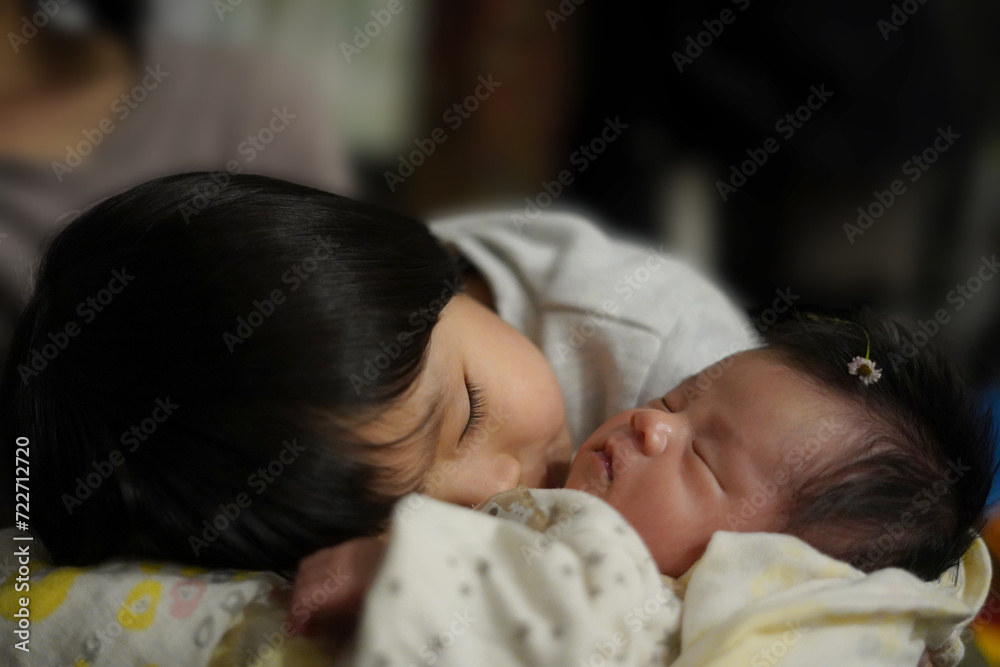 すやすやと眠っている兄と妹/ Brother and sister sleeping peacefully すやすやと眠っている兄と妹/ Brother and sister sleeping peacefully