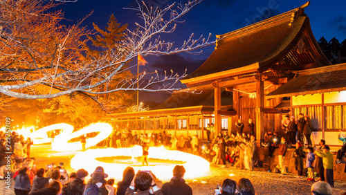 夜に映える火振り(炎)を美しく舞い踊るシルエット風景(ぼかし風景) Silhouette scenery of beautifully dancing flames that shine at night (blurred scenery) 日本(冬・春) Japan (winter/spring) 九州・熊本県阿蘇市 Aso City, Kumamoto 火振り神事（阿蘇神社）