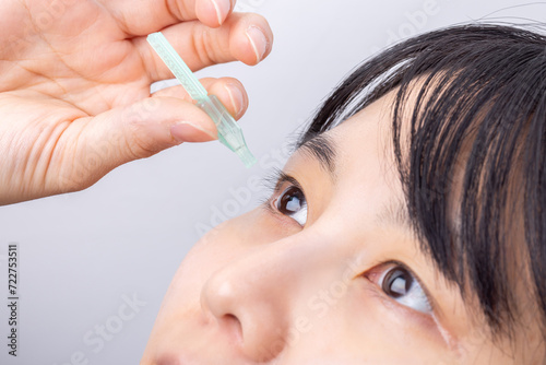目薬をさす女性 woman applying eye drops