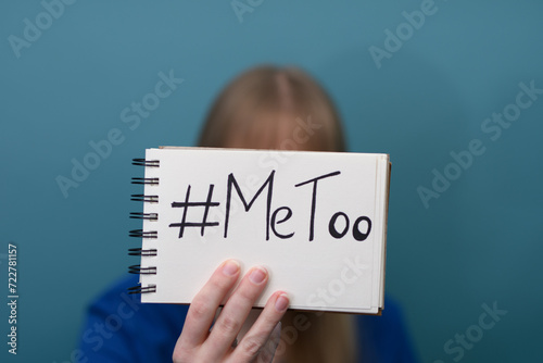 Protestująca kobieta pokazuje hasło #MeToo 