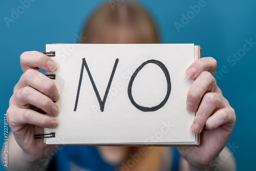 Asertywna kobieta trzyma kartkę z napisem nie photo