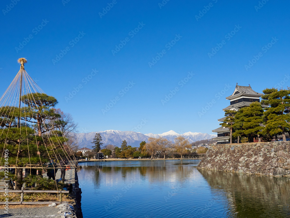 Fototapeta premium 冬の朝の国宝松本城の風景
