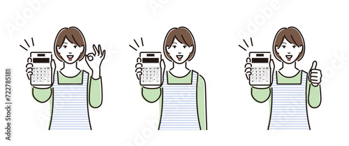 電卓を持つエプロンの女性