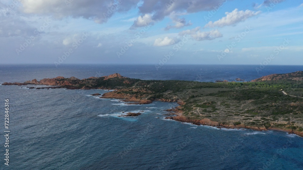 Fototapeta premium survol des plages d'isola rossa en Sardaigne du nord 