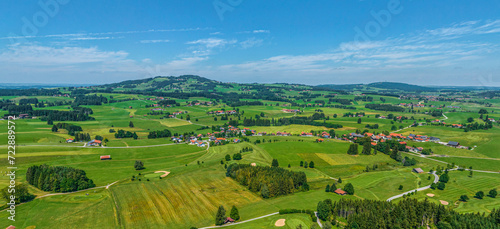 Das Auerbergland im Sommer von oben, Blick über die ländliche Region zum Auerberg