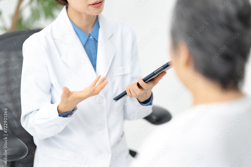 診察する医者 診察する医者
