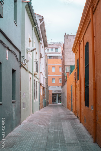 Calle con edificios coloridos