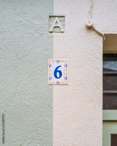Pared con numero de casa y colores pastel