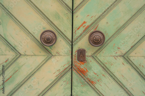 Puerta antigua de madera color verde pastel