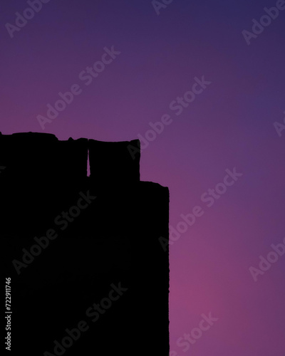 Atardecer de un tejado con cielo morado