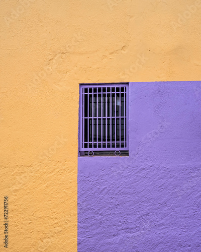 Pared con dos colores y una ventana