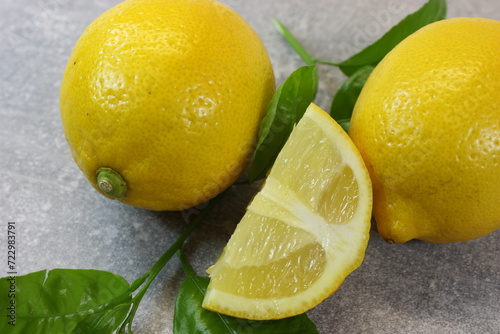 Nahaufnahme von frischen Zitronen mit Blätter der Zitruspflanze