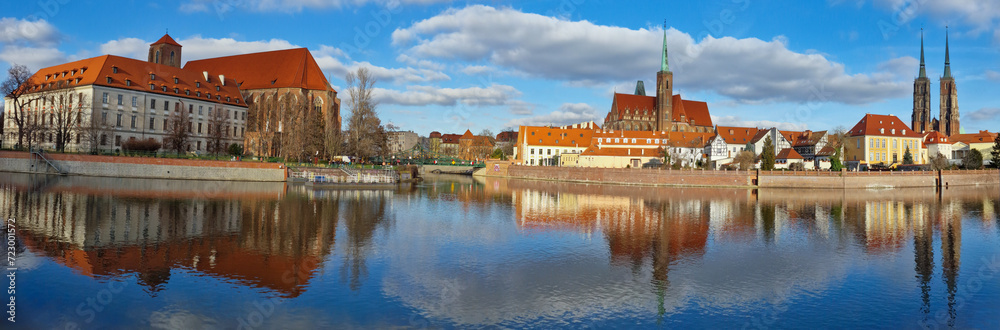 Obraz premium Panoramic view of the Old Town of Wroclaw with St. John Cathedral and Odra River. Wroclaw, Poland